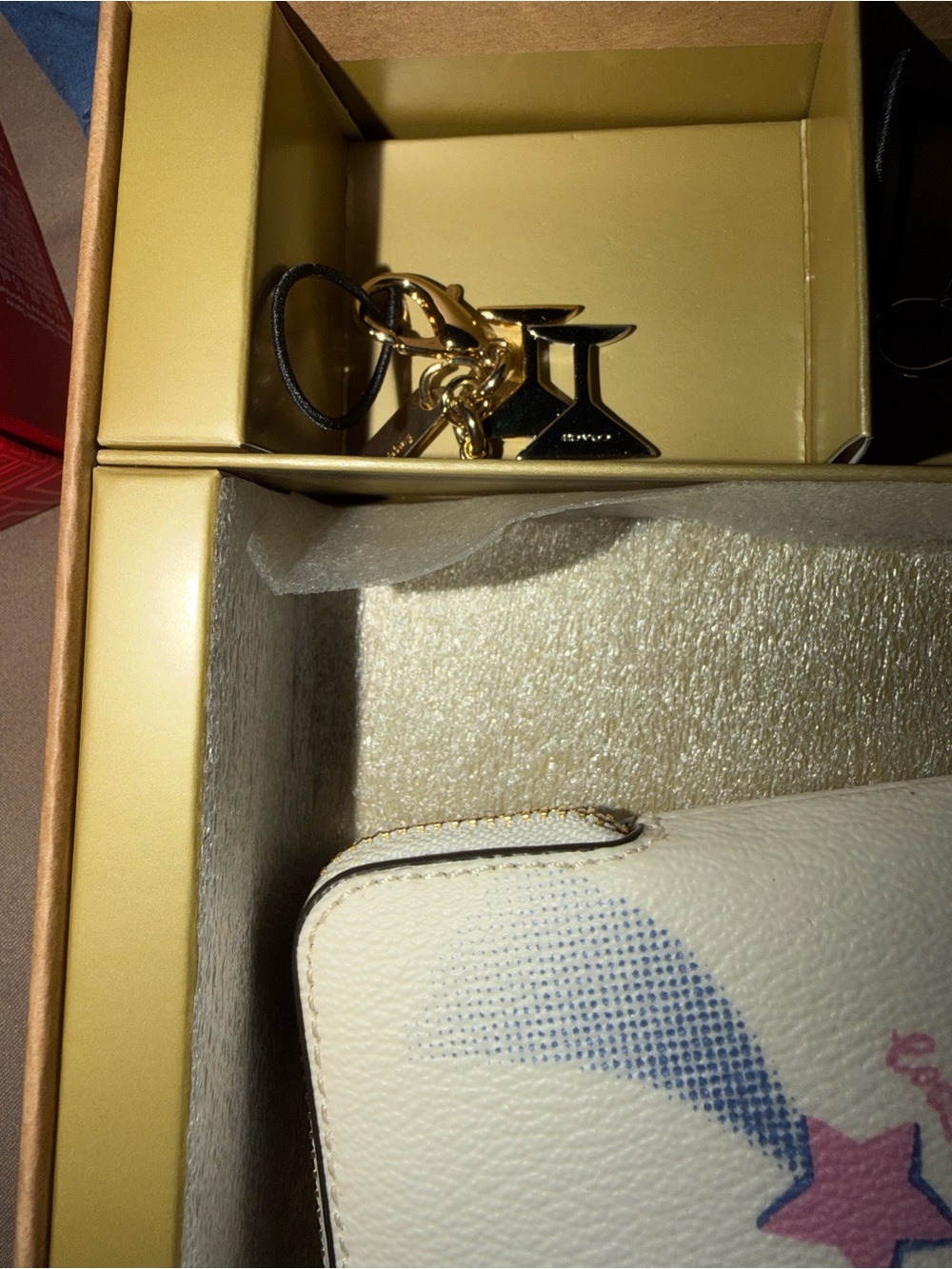 This elegant wristlet comes in a gift box. It has removable charms - Picture 4 of 6
